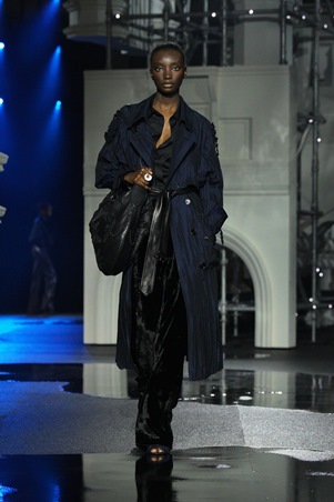 Burberry تكتب ليلها الخاص: لندن كخزانة تتحرّك بعد الغروب